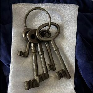 Vintage-Style Metal Key Set